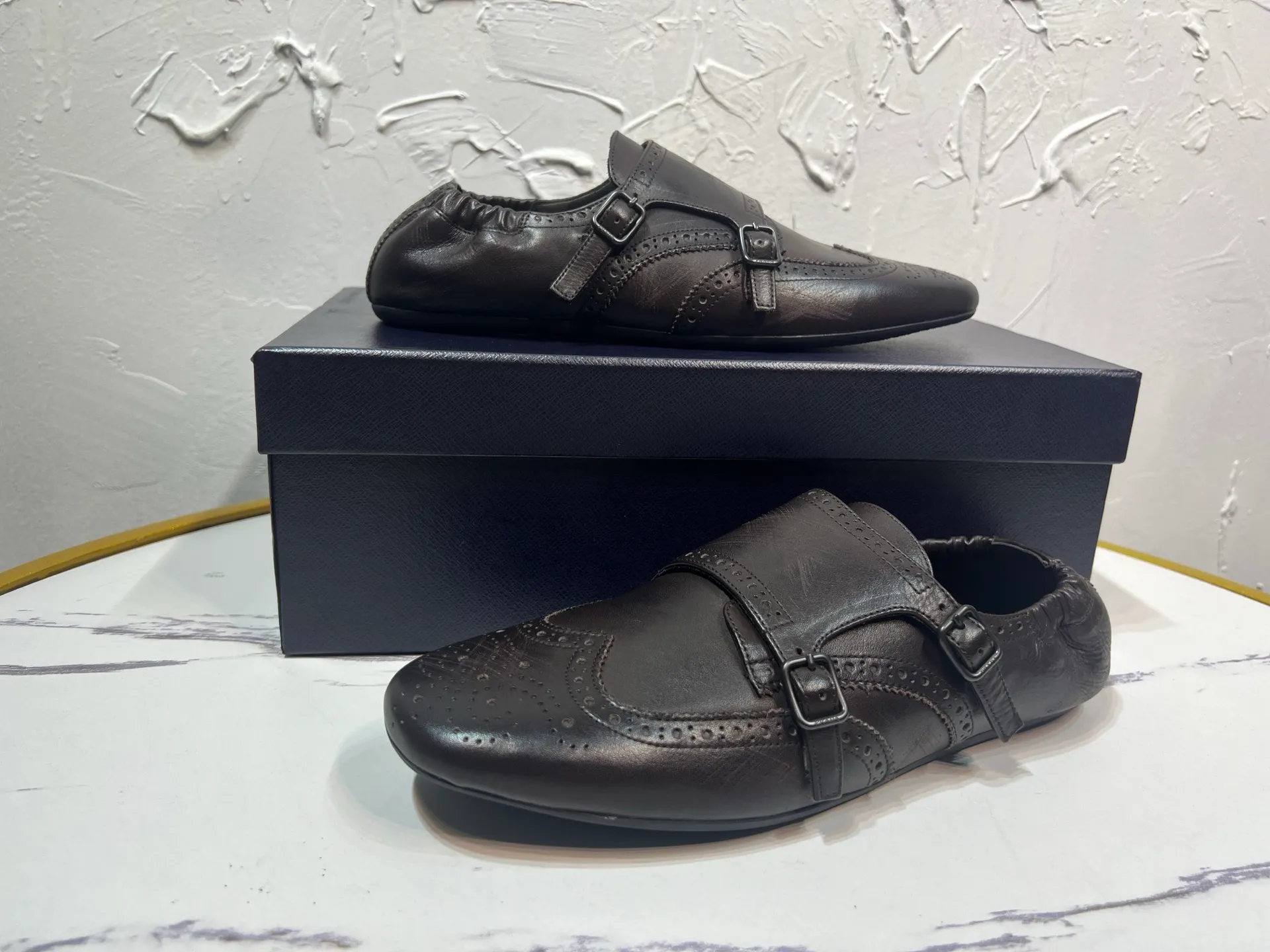 P820 ​​prada derby2025 spring and autumn latest Prada slip-on retro men's leather shoes, Shuffle double buckle strap Monk shoes, upper cowhide, lining and foot cowhide, rubber sole, original packaging black and brown 2 colors, code number: 39-46